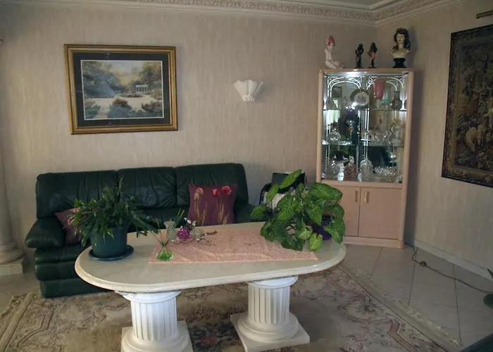 Domaine De La Pendule Bed & Breakfast 3*